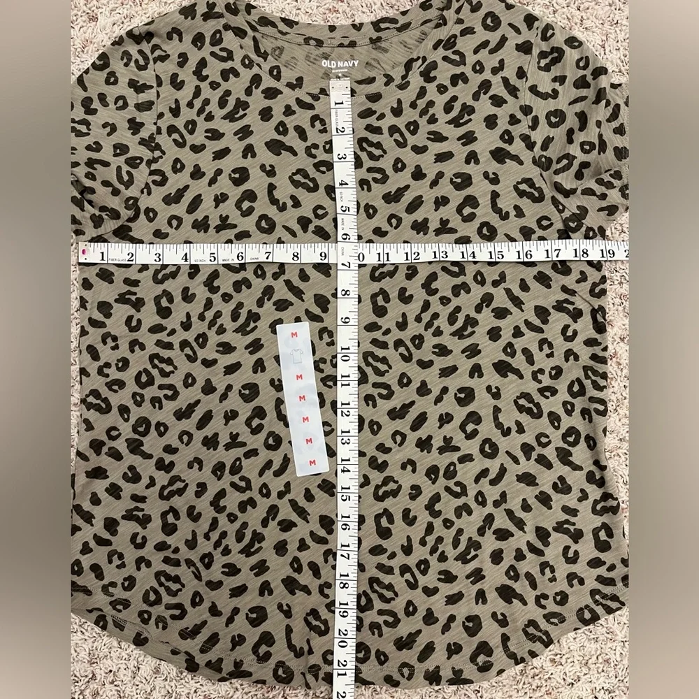 Women’s Old Navy T Shirt Taupe Putty Leopard Print Everywear Short Sleeve Tee M - Picture 6 of 6